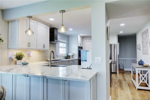Breakfast bar to kitchen