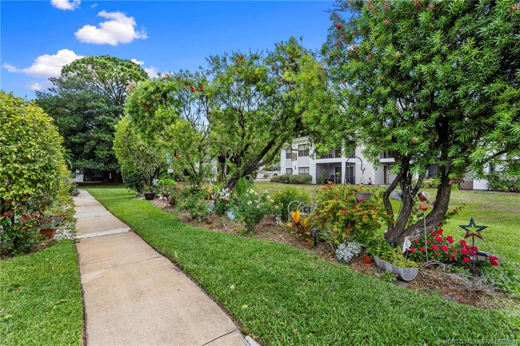 Beautiful Garden at the Walk way to Front of Home