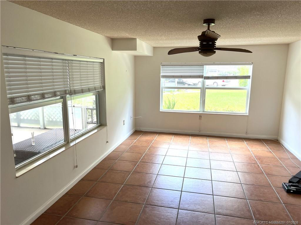 Living Room 20' x 13'