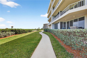 A path toward the beach