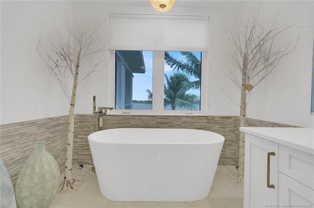 Soaking tub