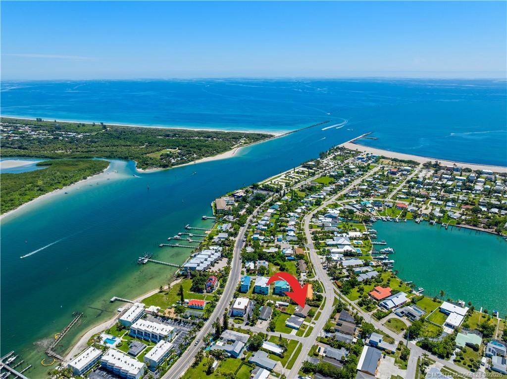 2 min drive to beach and jetty