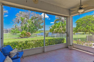 Screened Lanai Overlooking Lake and Fenced Yard