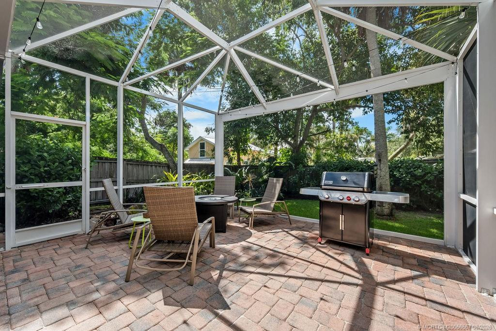 Large screen lanai...perfect for BBQ's!