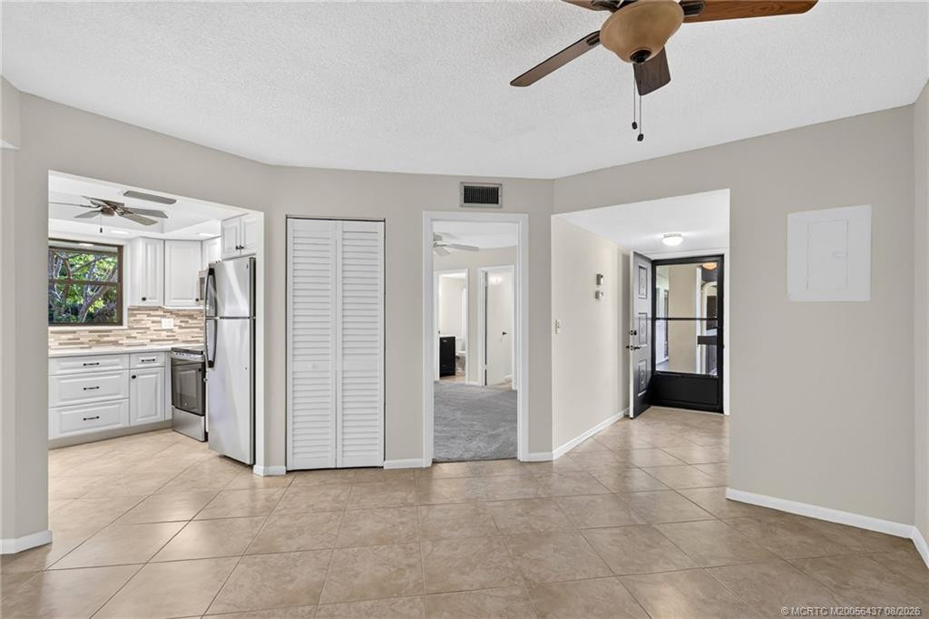 Kitchen, spacious closet, main bedroom, entryway