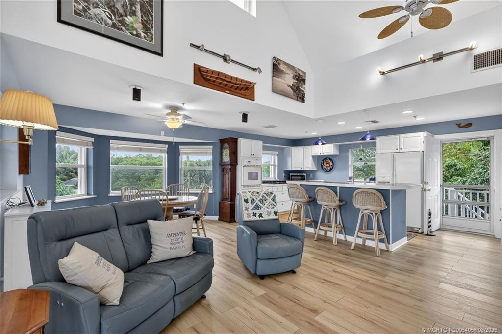 Open floor plan, vaulted ceilings