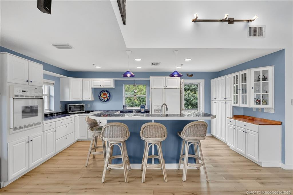 Kitchen & breakfast bar