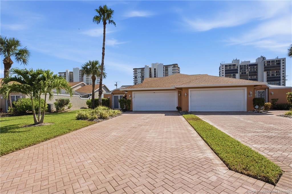 3-bedroom villa in The Sands on Hutchinson Island with 2-car garage