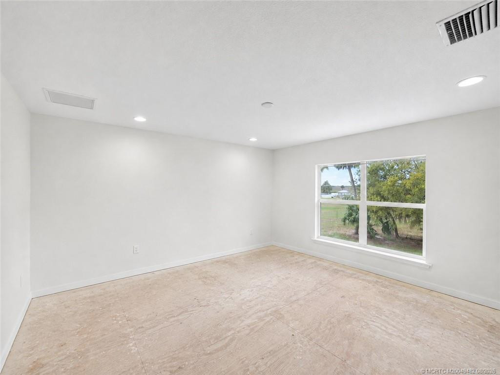 Upstairs guest bedroom
