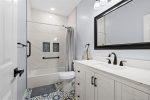 Master Bathroom (3)