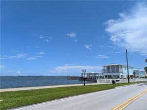 Indian River along Indian River Drive