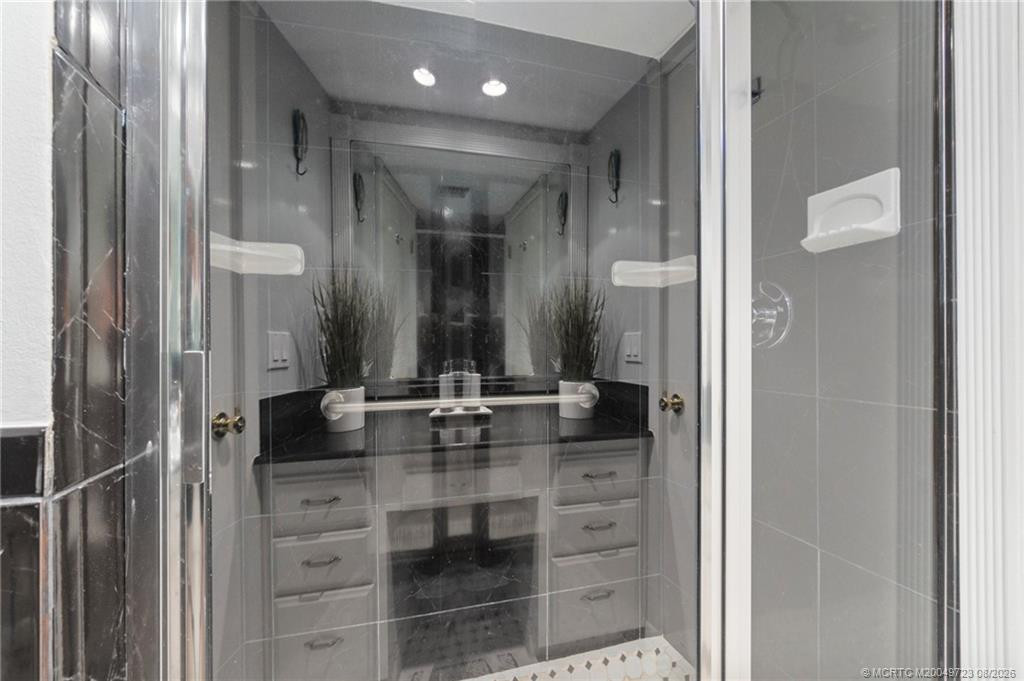 Guest/2nd bathroom