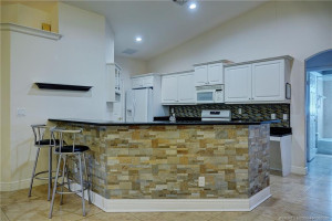 Breakfast bar, room for 6 stools