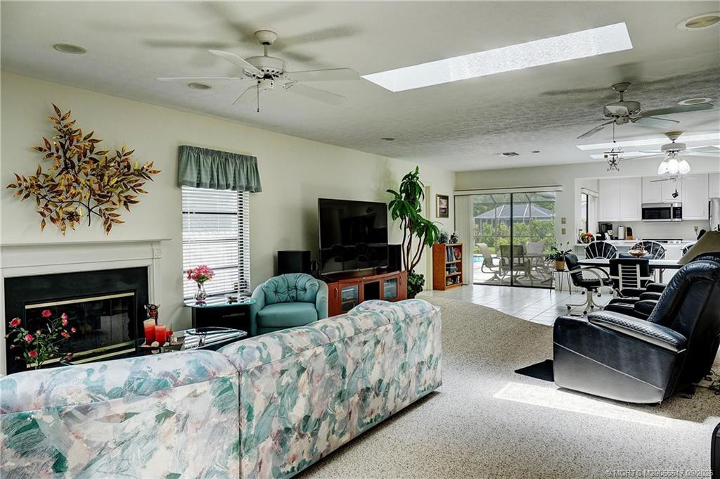 Extra seating area toward kitchen
