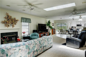 Extra seating area toward kitchen