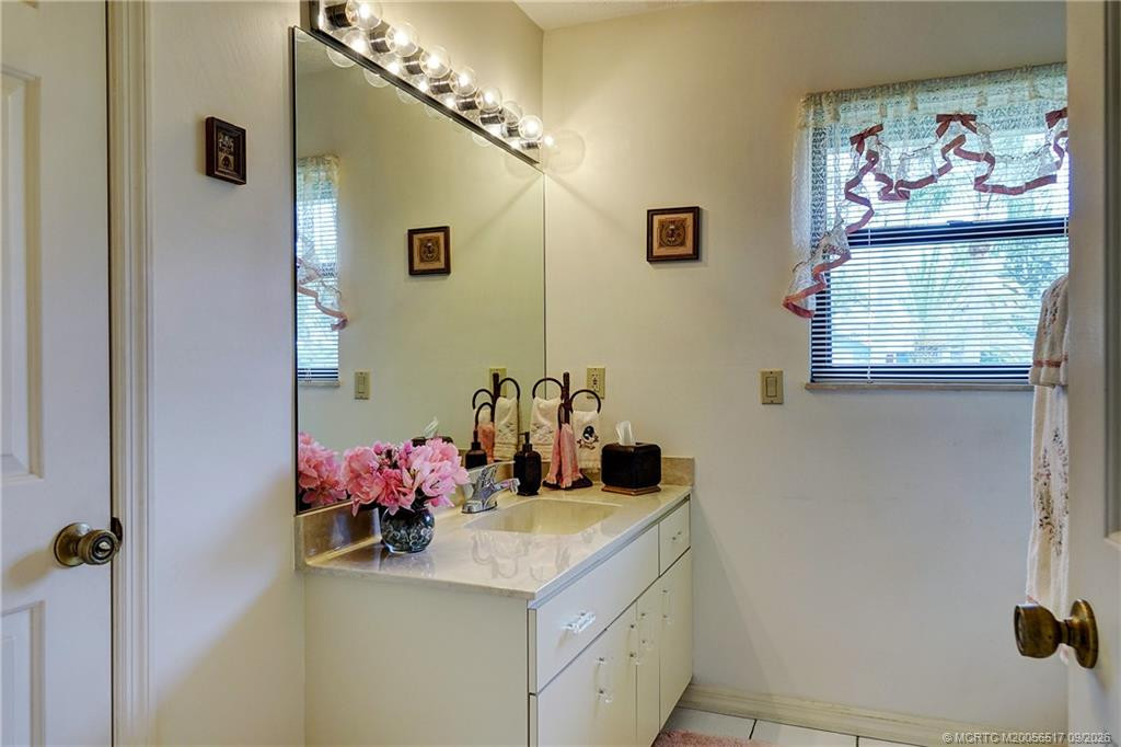 Jack/Jill bath between bedrooms 2 and 3