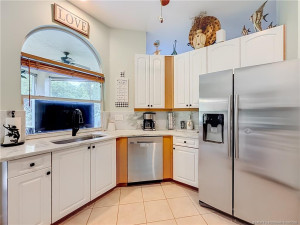 NICE EAT IN KITCHEN ROOM TO ROAM