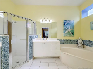 LOOK HOW BEAUTIFUL THIS PRIMARY BATHROOM IS