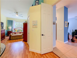 DOUBLE ENTRY DOORS , HIGH CEILINGS