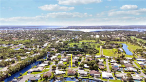 Water front home, No Fixed bridges, boat lift and saltwater pool