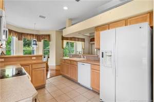 Kitchen with pantry and peninsula