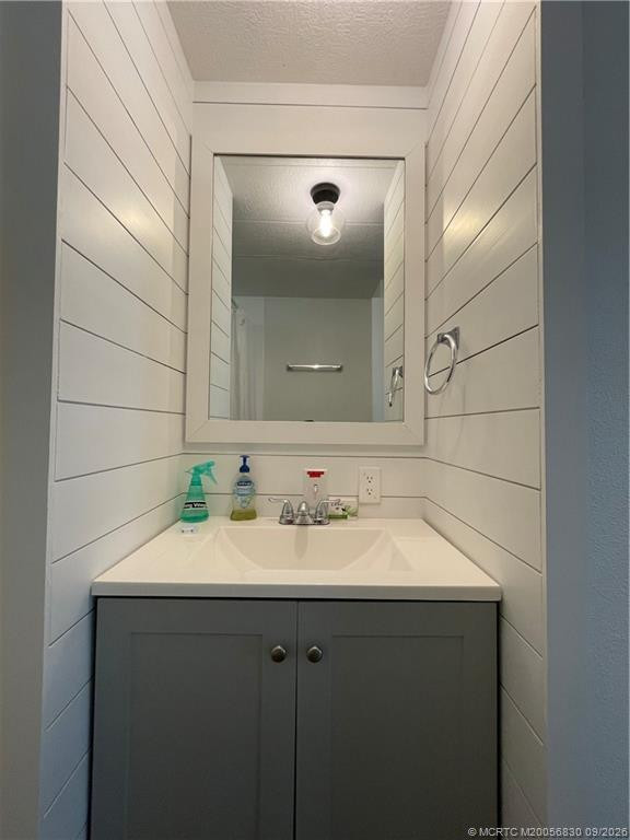 Full bath with combo tub/shower