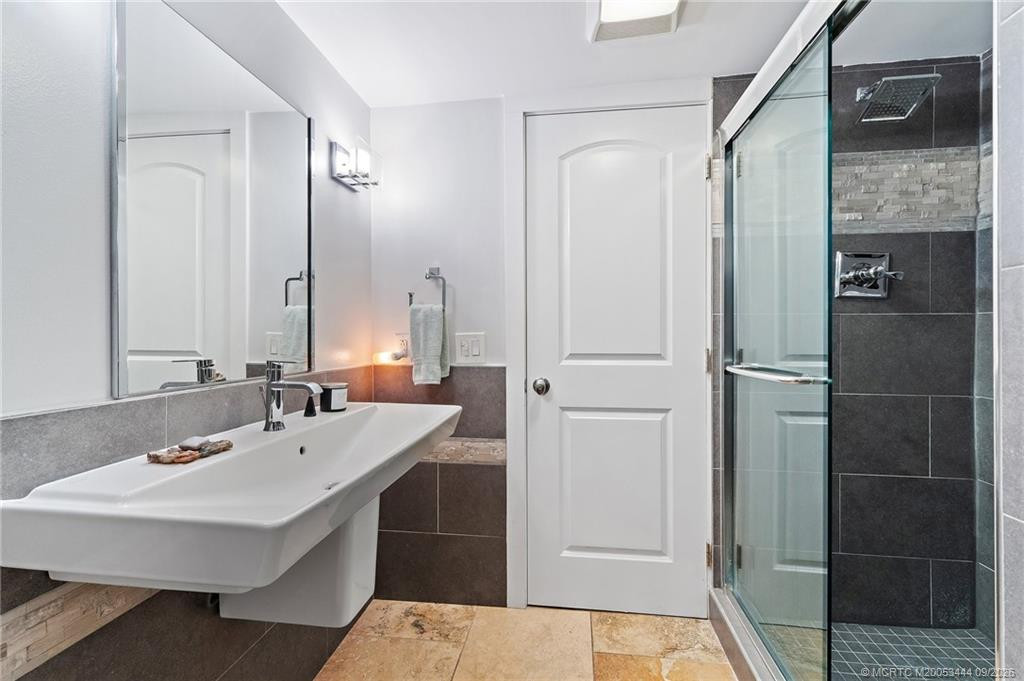 1st floor Guest full bathroom