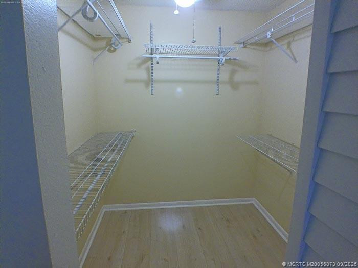WALK IN CLOSET