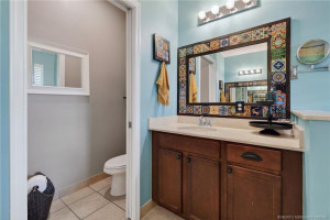 Main Bath Pic 3