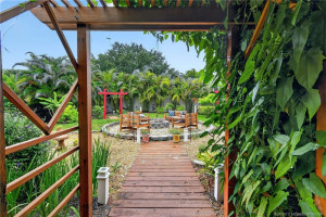 Back Lanai to Backyard