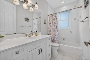 Guest bath tub/shower combo