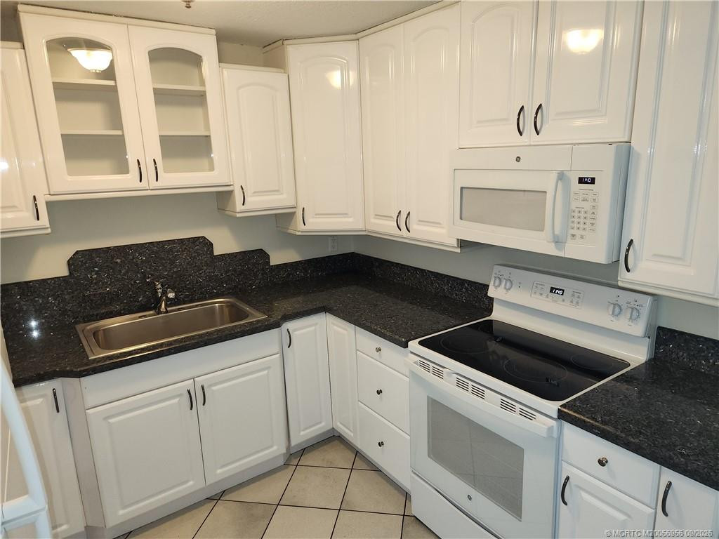 White shaker cabinets at 4398 SE Hamilton Lane, Stuart