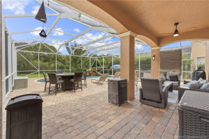 Covered lanai- great for gathering with guests