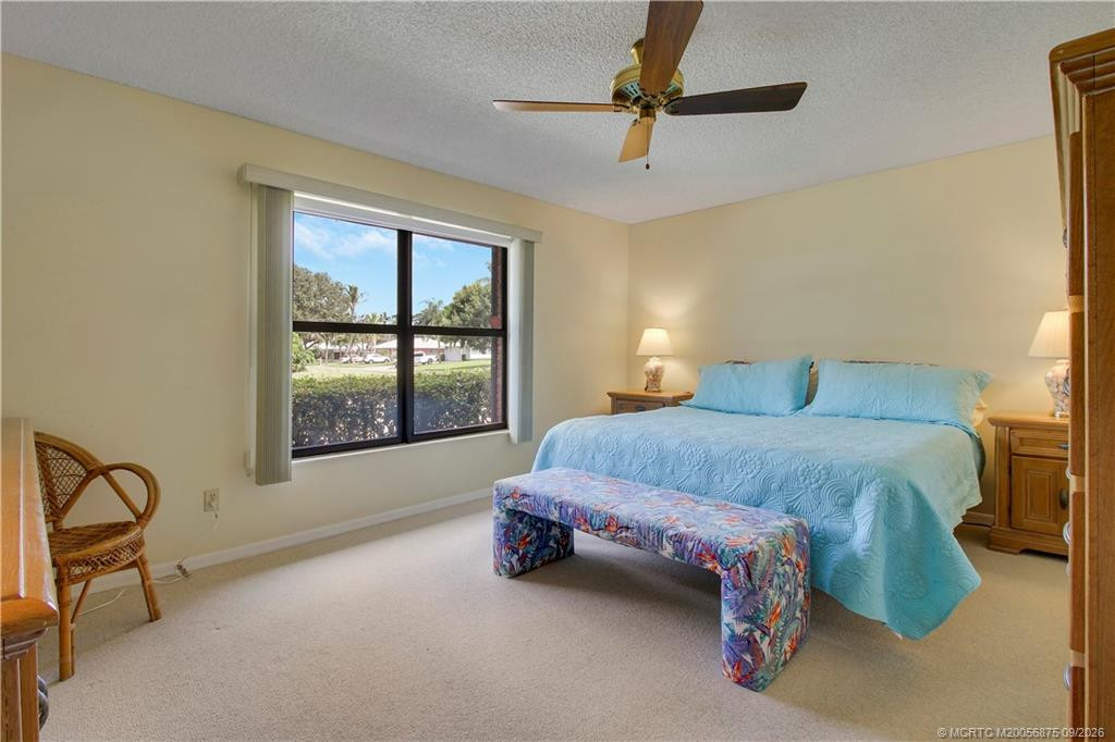Very spacious primary bedroom