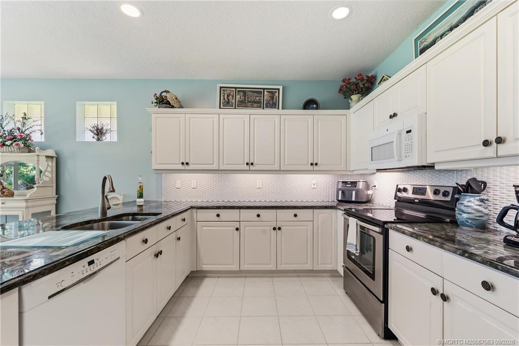 3663 SE Cambridge Drive, Stuart, FL 34997 in Stuart - property photo 8