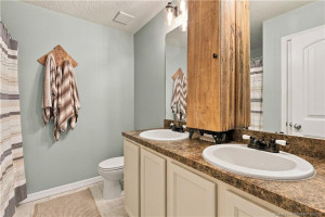 Primary bath with dual-sink vanity