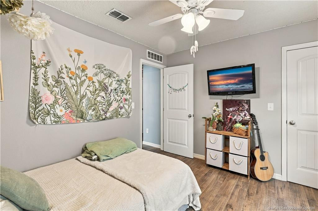 Secondary bedroom