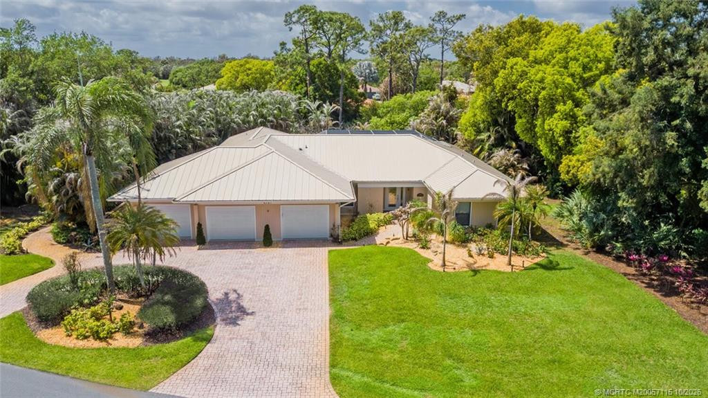 Yes, that's a 3 CAR GARAGE+ golf cart garage