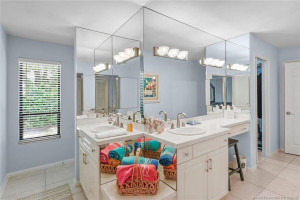 Dual sinks, tons of closet space