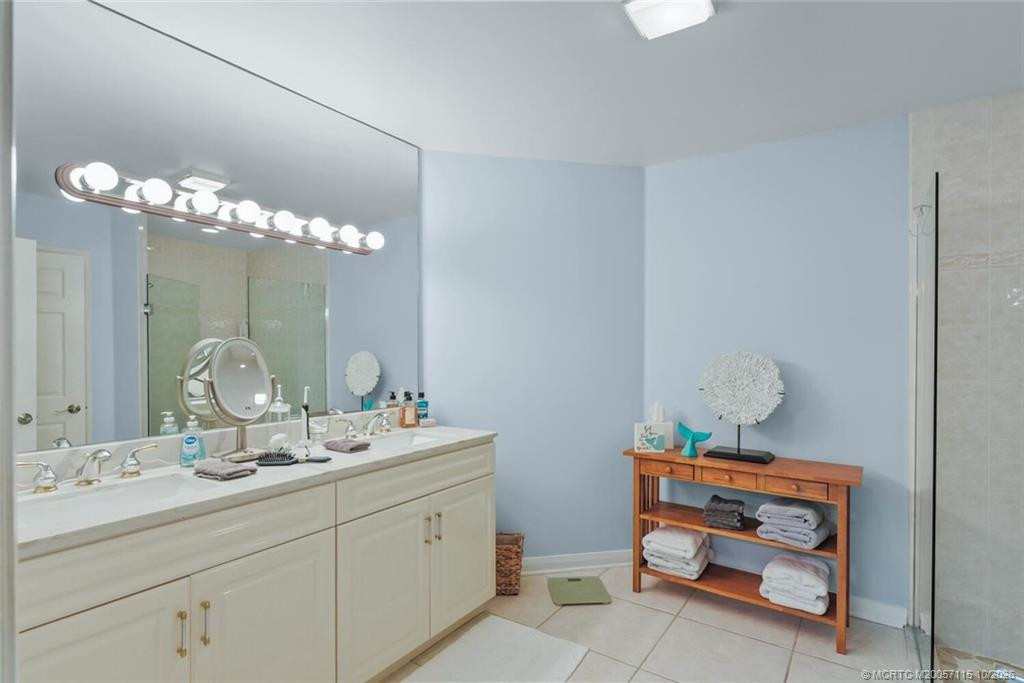 Main primary bath-ensuite