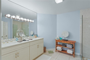 Main primary bath-ensuite