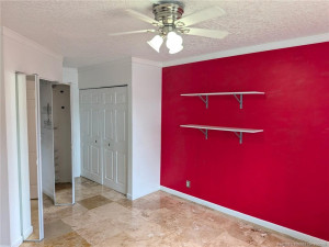 MAIN BEDROOM AND ENSUITE BATHROOM WITH SHOWER. 2 CLOSETS. FAN AND CEILING FAN. BEAUTIFL TILE FLOORRS. AND BLINDS.
