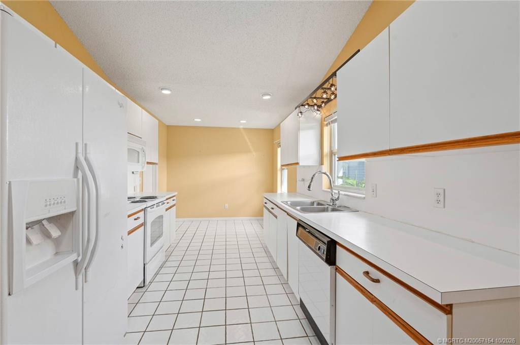7130 SE Lillian Court, Stuart FL - photo 10 of 37