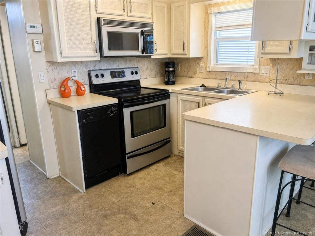 2 bedroom Manufactured Home at 10701 S Ocean Drive #721, Venture Out, Jensen Beach — photo 5
