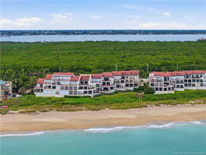 Outlined aerial view clearly highlights the residence and its exceptional position directly along the oceanfront.
