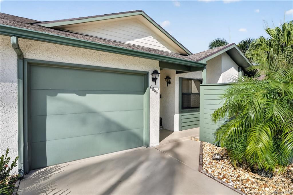 6865 SE Bunker Hill Drive, Hobe Sound, FL 33455 in Hobe Sound - property photo 3