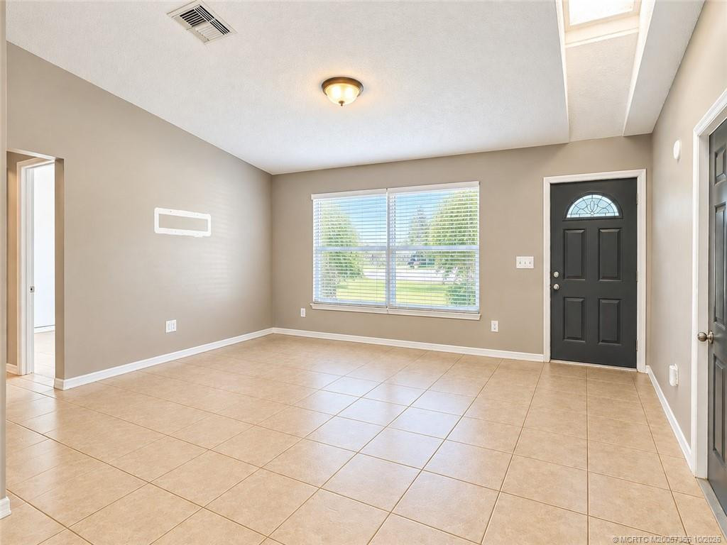 3 bedroom Single Family Residence at 211 SE Sims Circle, Port St Lucie Sec 39, Port St. Lucie — photo 3