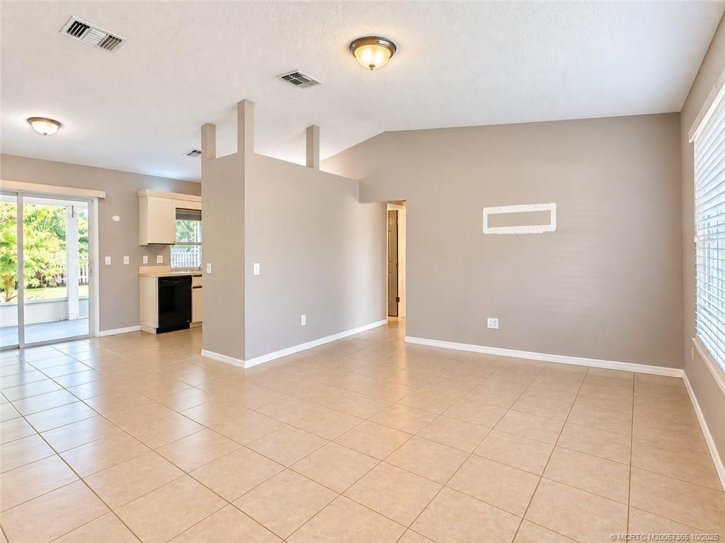 3 bedroom Single Family Residence at 211 SE Sims Circle, Port St Lucie Sec 39, Port St. Lucie — photo 4