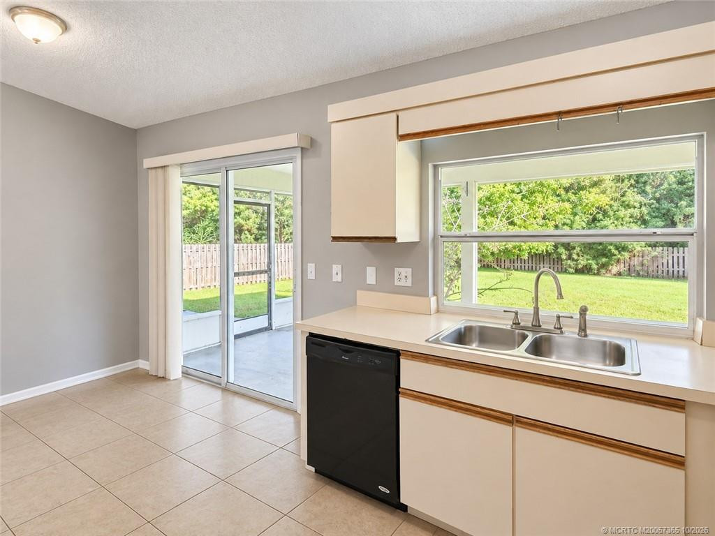 211 SE Sims Circle, Port St. Lucie FL - photo 8 of 20
