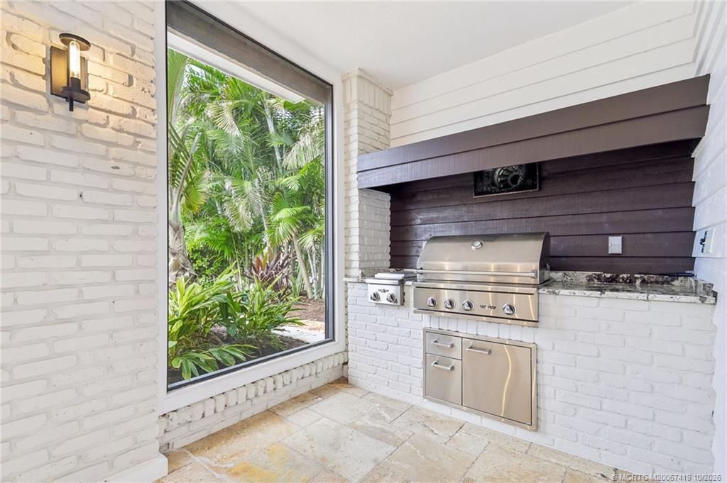 Built-in grill under cover and screen